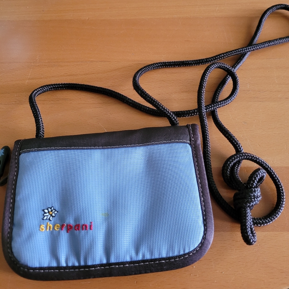 Small Sherpani bag/wallet